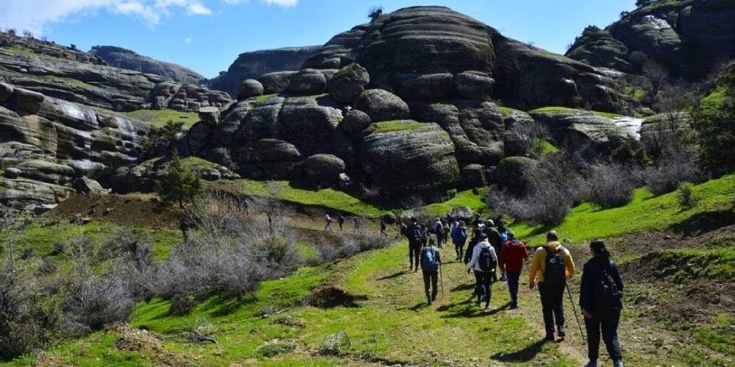 5.000 yıllık tarihe sahip: Devasa kaya bloklar üzerinde doğaseverleri ağırlıyor 2